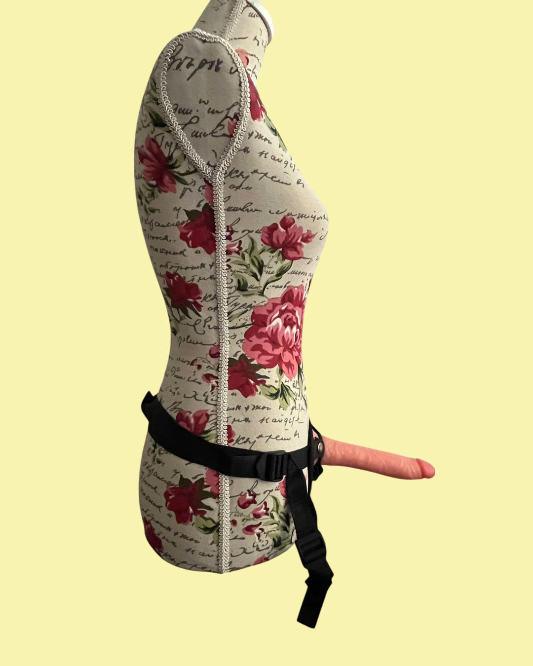 Arnes con dildo realistico 22 cms