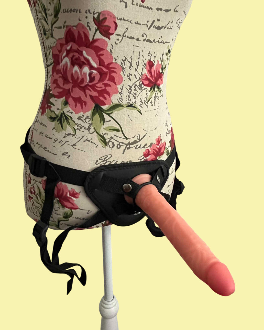 Arnes con dildo realistico 22 cms